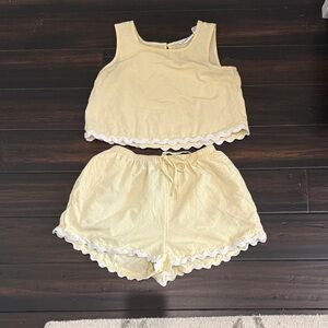 Butter Yellow Set with Scalloped Trim